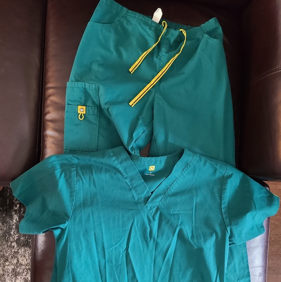 Women's scrubs size medium 4 pair - Picture 6 of 8